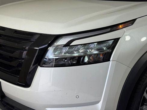 Used 2024 Nissan Pathfinder SL w/ Black Appearance Package FWD image 12