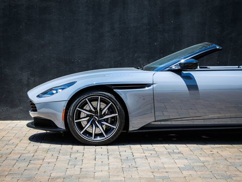 Used 2022 Aston Martin DB11 Coupe RWD image 18