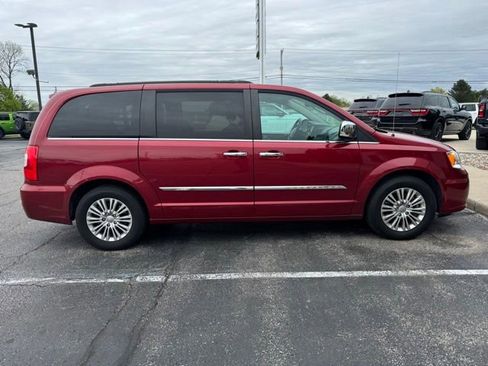 Used 2015 Chrysler Town & Country Touring-L w/ Driver Convenience Group FWD image 4