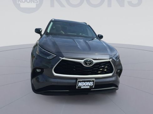 Used 2022 Toyota Highlander XLE image 4