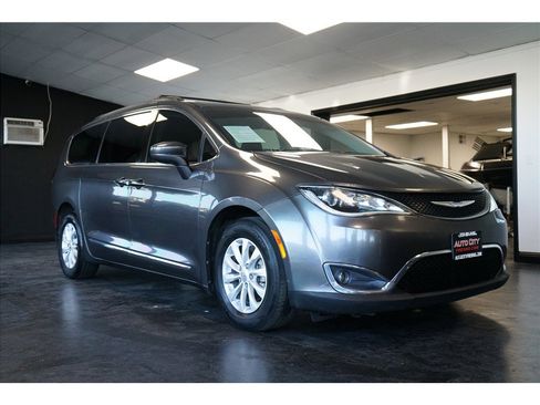 Used 2017 Chrysler Pacifica Touring-L image 1