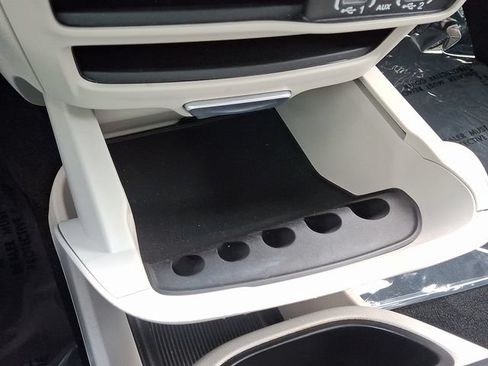 Used 2024 Chrysler Pacifica Touring-L FWD image 27