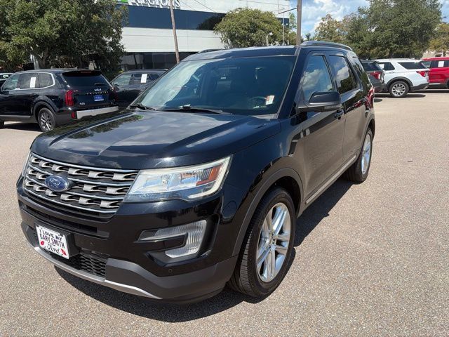 Used 2017 Ford Explorer XLT w/ Equipment Group 202A AWD/4WD image 4