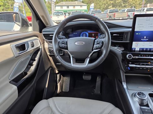 Used 2021 Ford Explorer Platinum w/ Equipment Group 601A AWD/4WD image 16
