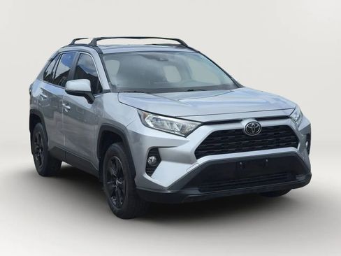 Used 2019 Toyota RAV4 XLE w/ Convenience Package FWD image 3