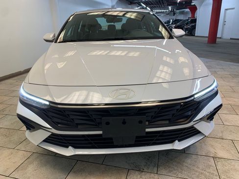 Used 2025 Hyundai Elantra SEL image 3