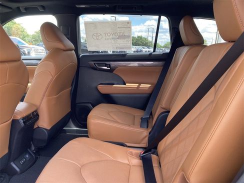 New 2026 Toyota Highlander Platinum image 11