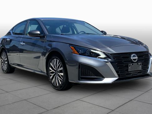 Used 2024 Nissan Altima 2.5 SV FWD image 2