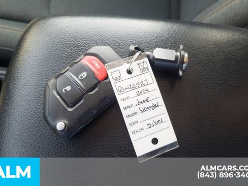 Used 2024 Jeep Wrangler Unlimited AWD/4WD image 17