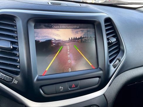 Used 2018 Jeep Cherokee Latitude Plus w/ Comfort/Convenience Group image 21