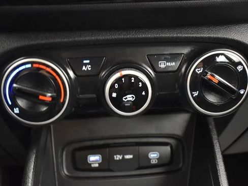 Used 2023 Hyundai Venue SE image 32