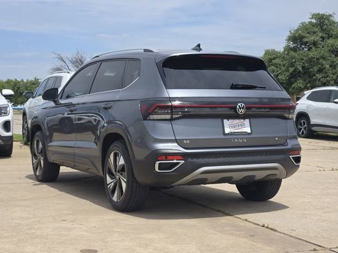 Used 2025 Volkswagen Taos SE AWD/4WD image 5