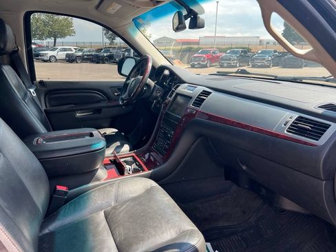 Used 2012 Cadillac Escalade ESV Luxury AWD/4WD image 25