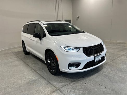 New 2026 Chrysler Pacifica Limited w/ S Appearance Package image 4