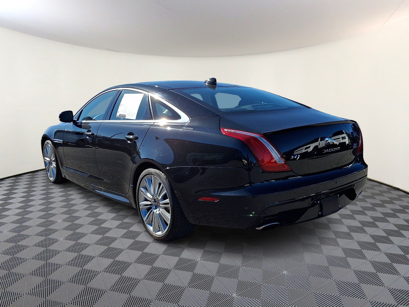 Used 2017 Jaguar XJ R-Sport AWD/4WD image 2
