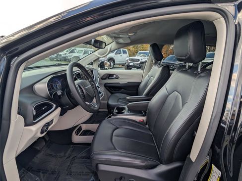 Used 2024 Chrysler Pacifica Touring-L image 15