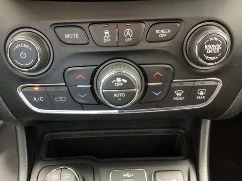 Used 2021 Jeep Cherokee Trailhawk w/ Trailer Tow Group AWD/4WD image 18