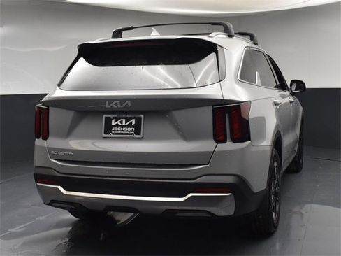 Certified 2025 Kia Sorento S w/ Panoramic Sunroof Package image 7