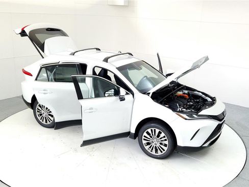 Certified 2024 Toyota Venza XLE image 20