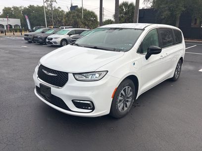 Used 2024 Chrysler Pacifica Select