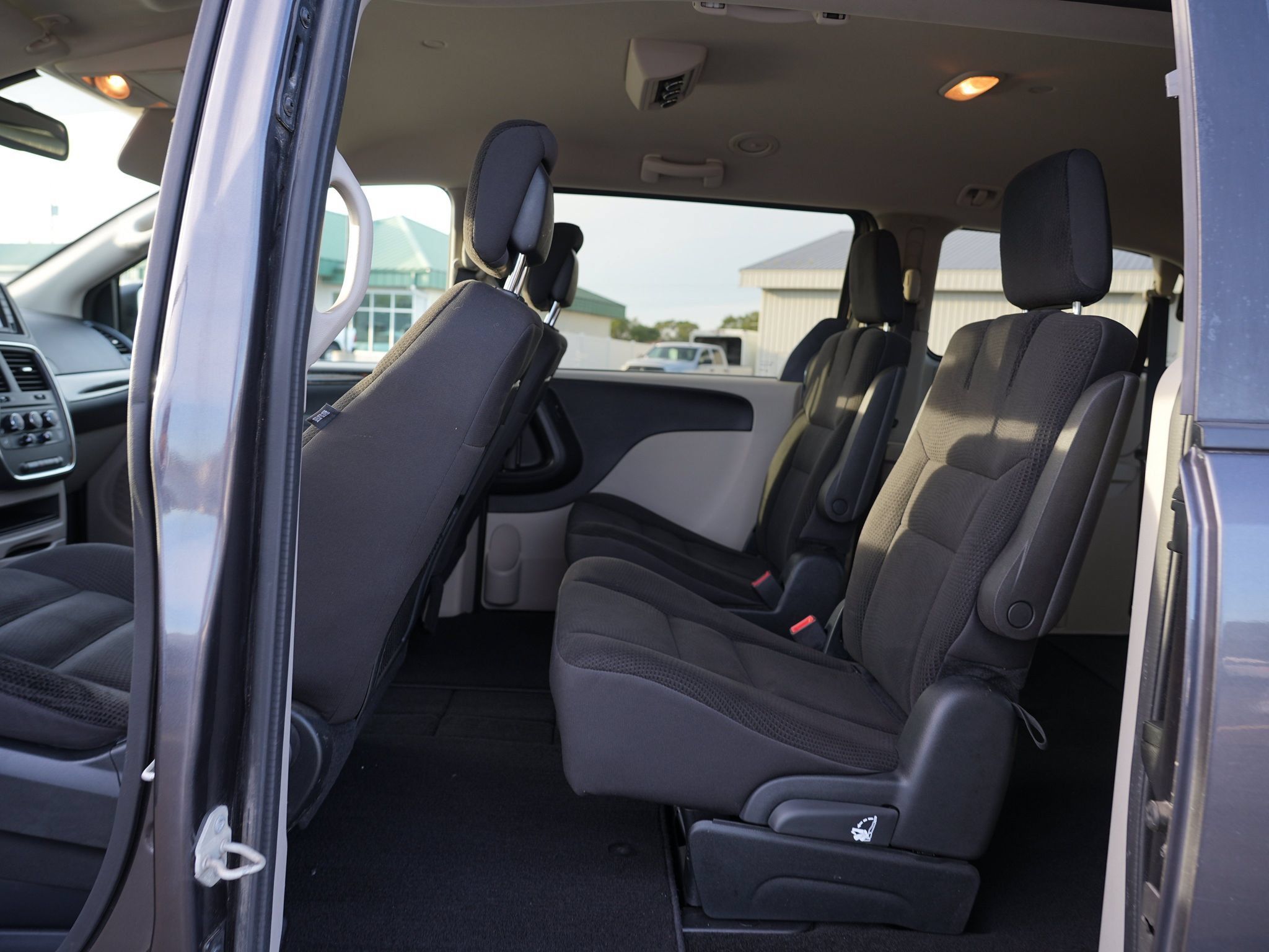 Used 2018 Dodge Grand Caravan SE w/ UConnect Hands-Free Group FWD image 19