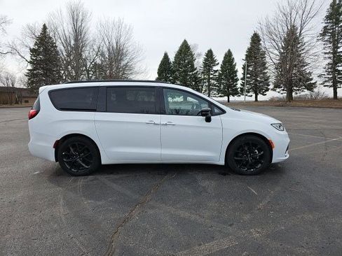 Used 2025 Chrysler Pacifica Limited FWD image 7