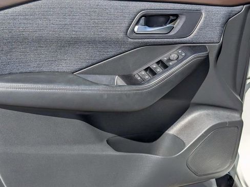 Used 2023 Nissan Rogue SV image 12