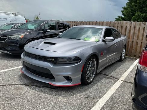 Used 2016 Dodge Charger R/T Scat Pack w/ Technology Group RWD image 3