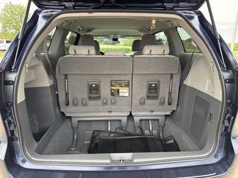 Used 2020 Toyota Sienna L FWD image 18