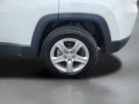 Used 2024 Jeep Compass Latitude AWD/4WD image 5