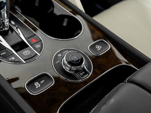 Used 2023 Bentley Bentayga Extended Wheelbase image 39