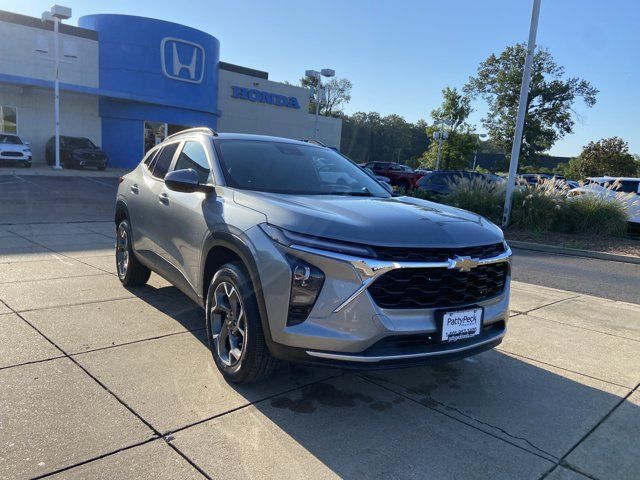 Used 2024 Chevrolet Trax LT w/ Driver Confidence Package FWD image 2