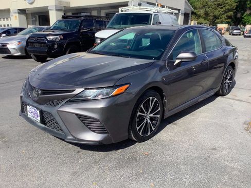 Used 2020 Toyota Camry SE w/ Carpet Mat Package FWD image 2