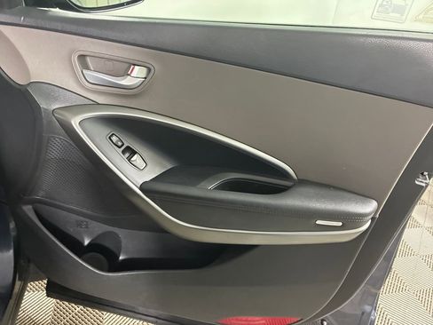 Used 2018 Hyundai Santa Fe SE AWD/4WD image 32