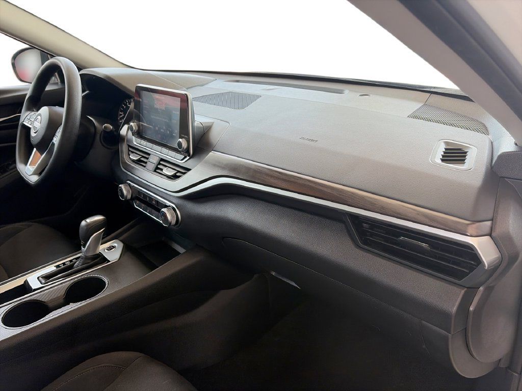 Used 2025 Nissan Altima 2.5 SV FWD image 30