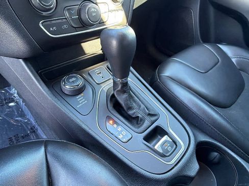 Used 2020 Jeep Cherokee Latitude Plus image 13