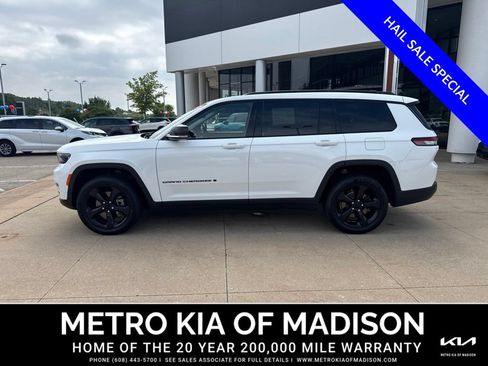 Used 2022 Jeep Grand Cherokee L Limited w/ Black Appearance Package AWD/4WD image 2