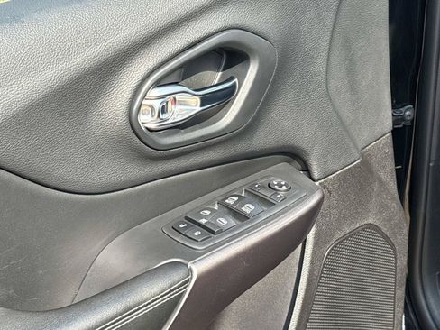 Used 2019 Jeep Cherokee Latitude Plus w/ Comfort/Convenience Group FWD image 17