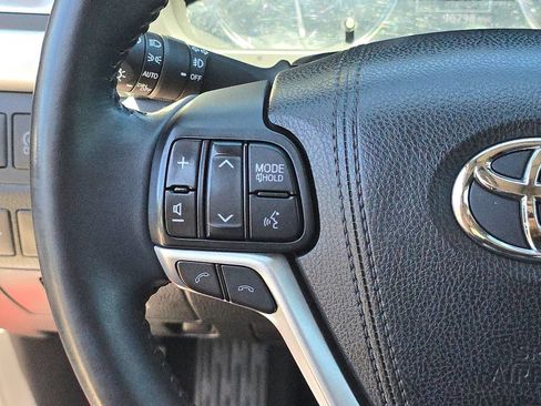 Used 2017 Toyota Highlander SE w/ Carpet Mat Package FWD image 24