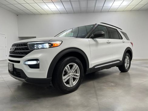 Used 2024 Ford Explorer XLT w/ Equipment Group 202A image 3