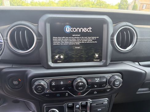 Used 2022 Jeep Wrangler Unlimited Sahara w/ Cold Weather Group AWD/4WD image 30