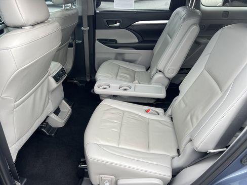 Used 2019 Toyota Highlander XLE image 29