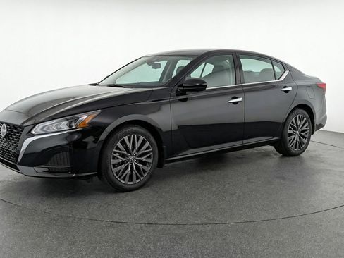 Used 2025 Nissan Altima 2.5 SV image 3