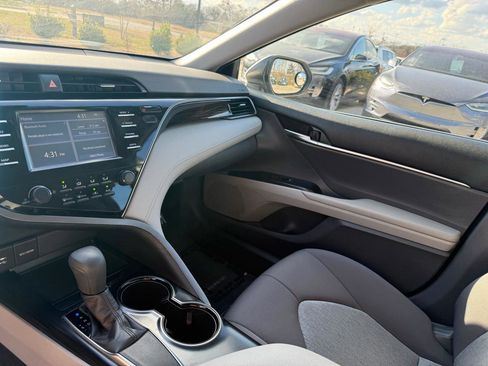 Used 2019 Toyota Camry LE image 11