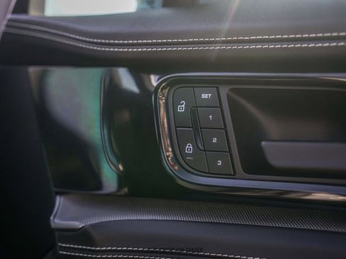 Used 2024 Porsche Panamera 4 w/ Premium Package image 23