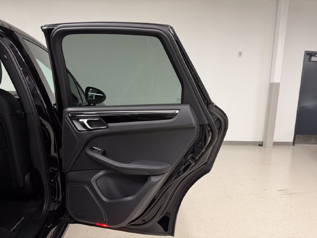 Certified 2026 Porsche Macan AWD/4WD image 34