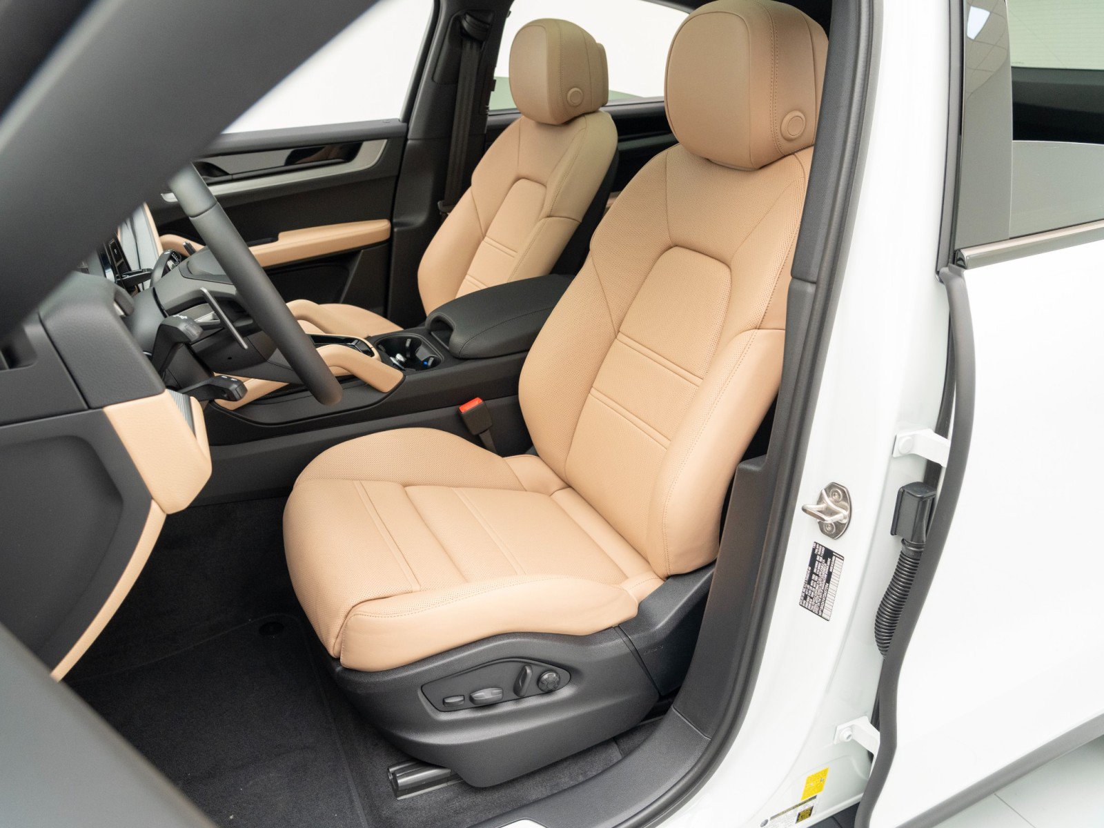 Certified 2026 Porsche Cayenne Coupe AWD/4WD image 5