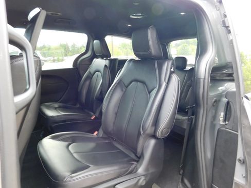 Used 2023 Chrysler Pacifica Touring-L w/ Uconnect Theater Family Group FWD image 13