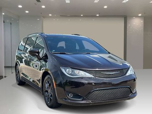 Used 2019 Chrysler Pacifica Touring-L Plus w/ S Appearance Package FWD image 6