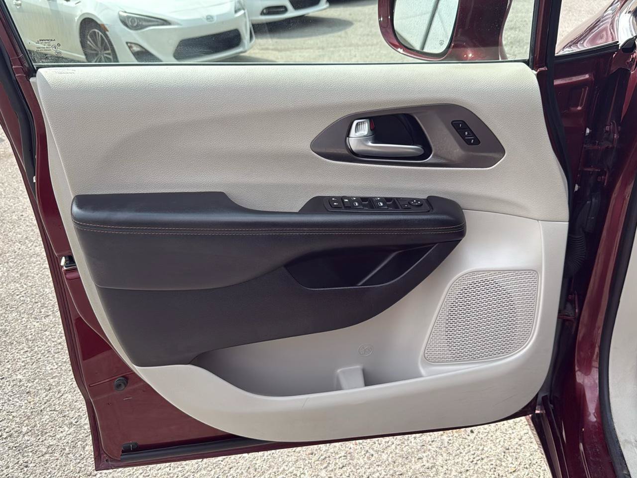 Used 2020 Chrysler Pacifica Touring-L FWD image 14